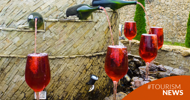 el-rincon-italiano-que-sorprende-a-los-viajeros-un-pueblo-ofrece-una-fuente-de-vino-tinto-gratis-las-24-horas