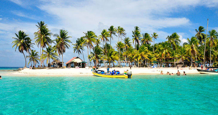 Panamá City,  a commercial and tourist destination.